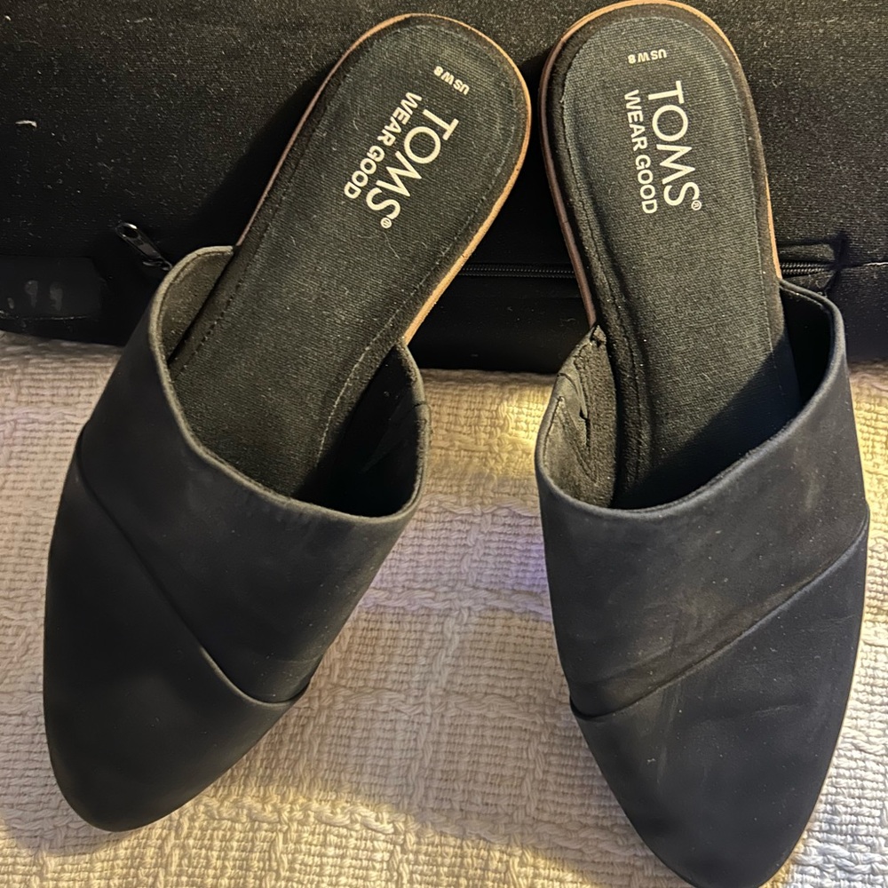 TOMS Women's Classic Black Mules Sz 8. With hidden stretch side insert for flex. - Picture 2 of 7